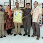Perpustakaan Pangkal Pinang Terima Poster HAS Hanandjoedin