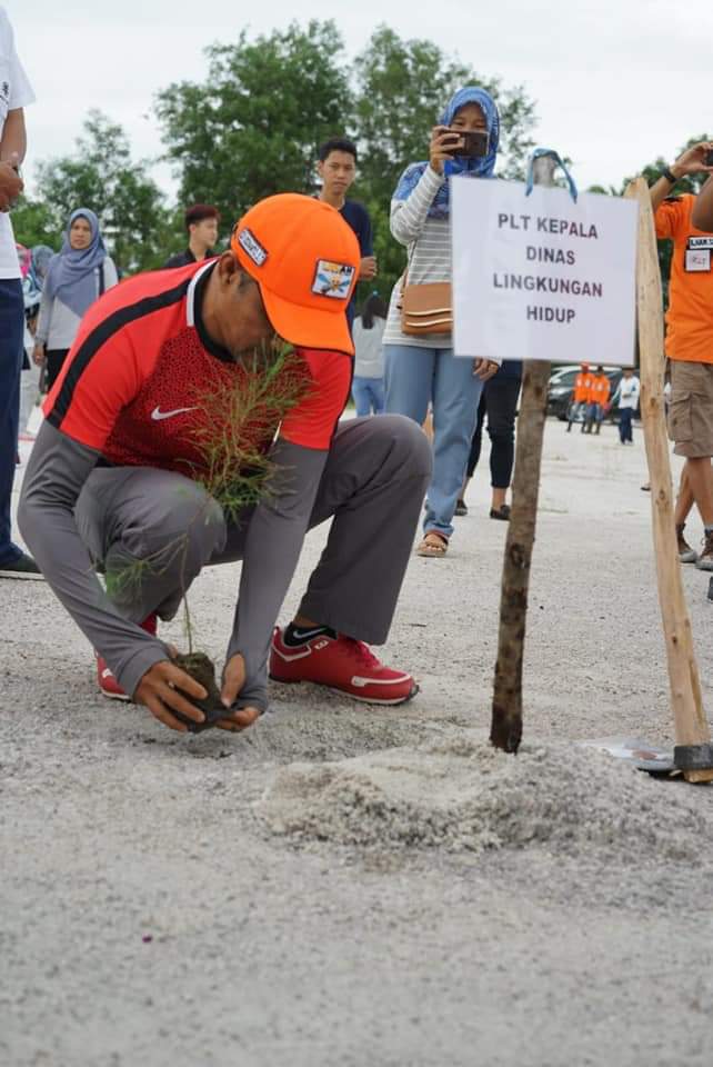 DLH & PT AKU Gelar Penanaman Pohon Di Wisata Danau Biru 2 FB IMG 1556423384298