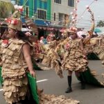 Meriahkan Pawai Pembangunan, SDN 30 TP Pandan Tampilkan Busana Daun Pisang