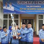 Wabup Belitung Serahkan Tropy Ke Sekda Bagi Juara Umum Porprov Korpri 2019