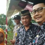 Camat Badau Terima Bingkisan Kembang Teluk Dari Peserta Pawai Ta’aruf