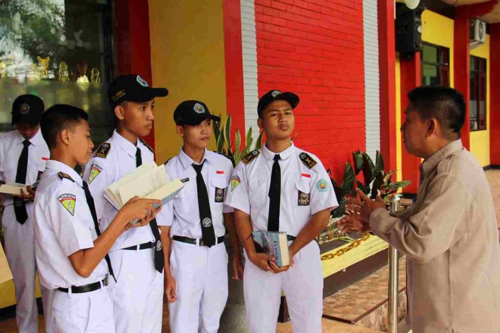 SMAN 1 Lawang Terima Wakaf Buku Sang Elang, H.AS Hanandjoeddin 2 FB IMG 1580562607801