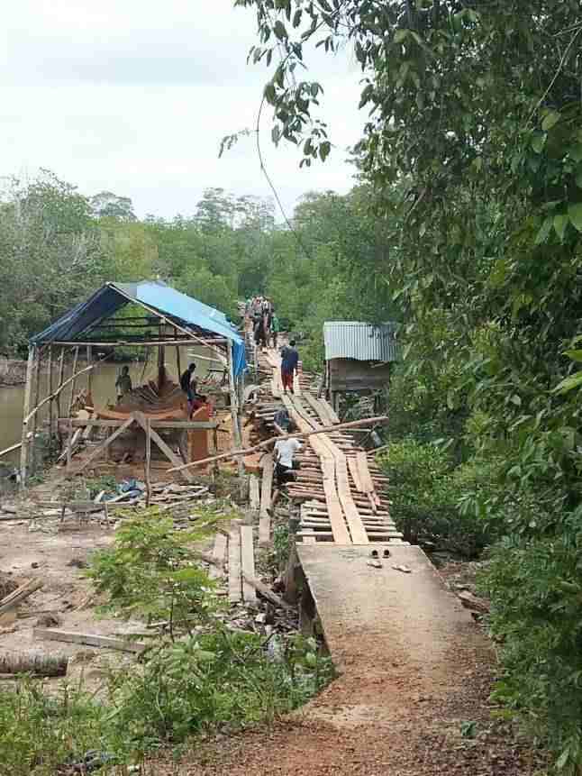 Darurat, Pemdes & Nelayan Gotong Royong Perbaiki Jembatan Suak Kemang 2 IMG 20200207 WA0005