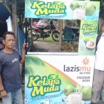 LAZISMU Salurkan Bantuan Kepada Amir, Pedagang Gerobak Es Kelapa Muda