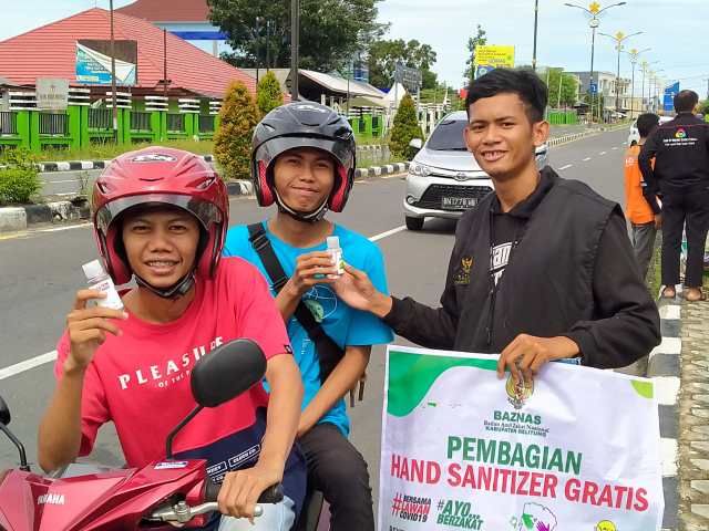 Baznas Salurkan 250 Hand Sanitizer Ke Masyarakat Diperempatan Terminal 4 IMG 20200407 WA0007