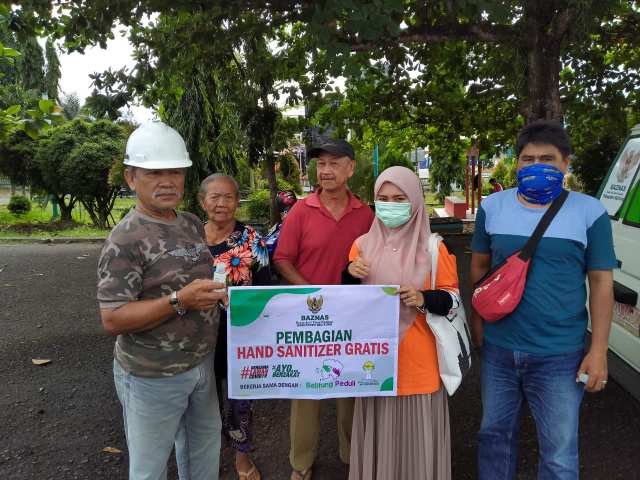 Baznas Salurkan 250 Hand Sanitizer Ke Masyarakat Diperempatan Terminal 3 IMG 20200407 WA0008