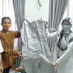 LAZISMU Salurkan 50 Baju APD untuk Tim Medis RSUD Belitung