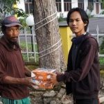 Hari ke 9, BEM AMB, IKPB & KNPI Turun Kelapangan Bagikan Nasi Kotak