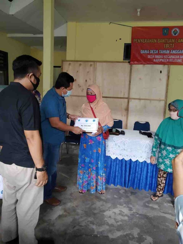 Pemdes Badau Bagikan BLT Kepada 152 Penerima 3 IMG 20200521 WA0009