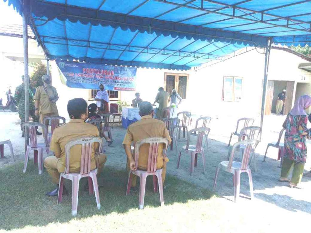 Di Kantor Desa, Pemdes Aik Pelempang Jaya Bagikan BLT Tahap Kedua 2 20200609 100846