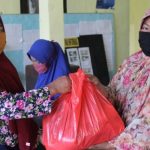 Pemdes Badau Bagikan Sembako Bagi Warga Terdampak Covid-19