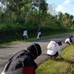 Pemdes Ibul & Mahasiswa KKN UBB Gelar Jumat Bersih di Pinggir Jalan Umum