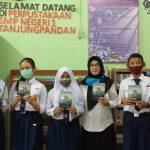 Buku “BUNGA EDELWEISS” Disumbangkan ke Perpustakaan SMPN 1 Tgpandan.