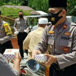 Jumat Berkah, Polsek Badau Bagikan Snack Ke Jama’ah Masjid Ar-Rahman