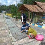 Penyuluh Perikanan Tinjau Usaha Pengolahan Ikan Asin Teri di Petaling