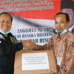 Anggota DPD RI Ir.H. Darmansyah Husein Bantu Laptop ke SMKN 1 Sijuk
