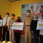 Di Gantung, Wagub Babel Serahkan BST ke KPM Terdampak Covid-19