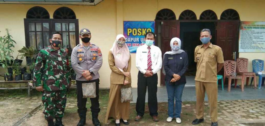 Di Gantung, Wagub Babel Serahkan BST ke KPM Terdampak Covid-19 4 IMG 20201124 WA0050