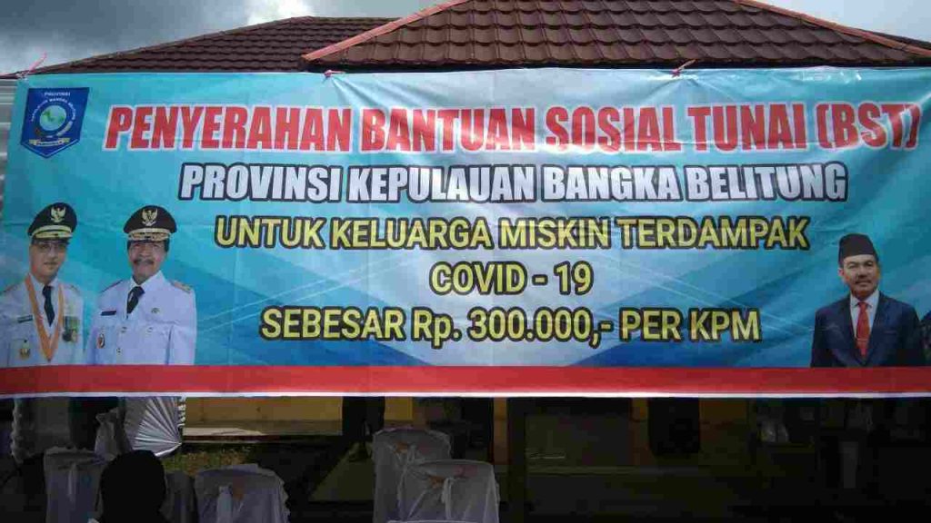 Di Gantung, Wagub Babel Serahkan BST ke KPM Terdampak Covid-19 3 IMG 20201124 WA0054