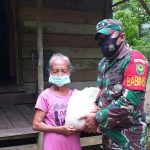 Koramil 414-04/ Membalong dan IBI Bagi Sembako Di Desa Membalong