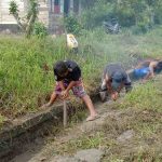 Hindari Dampak Banjir, Warga Desa Tanjung Binga Lakukan Gotong Royong