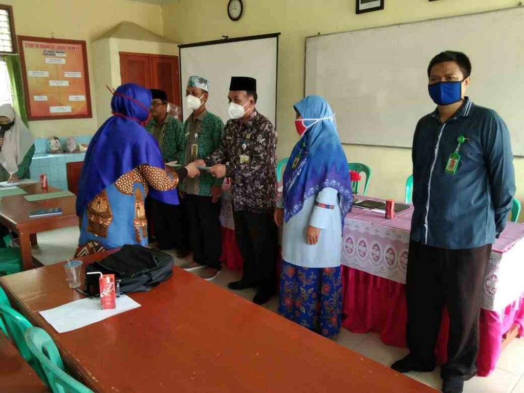 Di MTsN 1 Belitung, Ka Kan Kemenag Belitung Serahan SK Guru GTT & SK PTT 2 IMG 20210128 WA0088