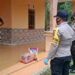 Ke Keluarga Pasien Covid, Kapolsek Badau Bantu Sembako & Minuman Vitamin