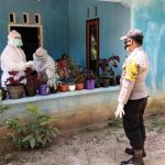 Bhabinkamtibmas Polsek Badau Dampingi Tim Medis Tracing Covid-19 di ABB