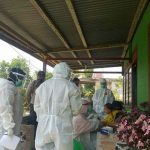 Bhabinkamtibmas Polsek Badau Lakukan Pendampingan Giat Tracing Covid-19
