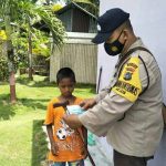 Bhabinkamtibmas Air Saga, Berikan Masker Kepada anak-anak, di Air Saga