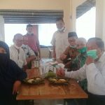 Kunjungi Pasar Manggis Aik Rayak, Darmansyah Husein Makan Kukus/Pais Ikan