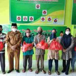 Ka Kan Kemenag Belitung Bagikan 50 Paket ke Warga Tak Mampu di Tgpandan