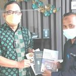 SMKN 1 Sijuk Terima buku dari GM Fairfield by Marriott Belitung