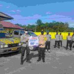 Brigadir Teguh Hanapiah. SE Menerima Reward dari Kapolsek Badau