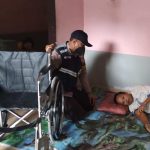 Bhabinkamtibmas Desa Badau Bantu Warga Alami Strok/Lumpuh/Kecelakaan