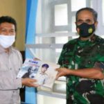 Penulis Biografi HAS Hananjoeddin Audensi dengan Komandan Lanud Abd Saleh