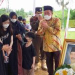 Darmansyah Husein Hadiri Pemakaman Gubernur Babel Pertama, Hudarni Rani
