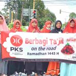 Berbagi Antar Sesama, DPD PKS Belitung Lakukan Pembagian Takjil