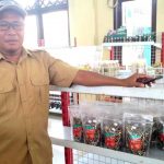 Irwan Angkat Nama Desa Pulau Sumedang Lewat Produk UMKM Olahan Hasil Laut