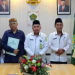 Ka Kan Kemenag Kab. Belitung Serahkan SK Pensiunan Drs Huniadi, Pegawai Kemenag Belitung