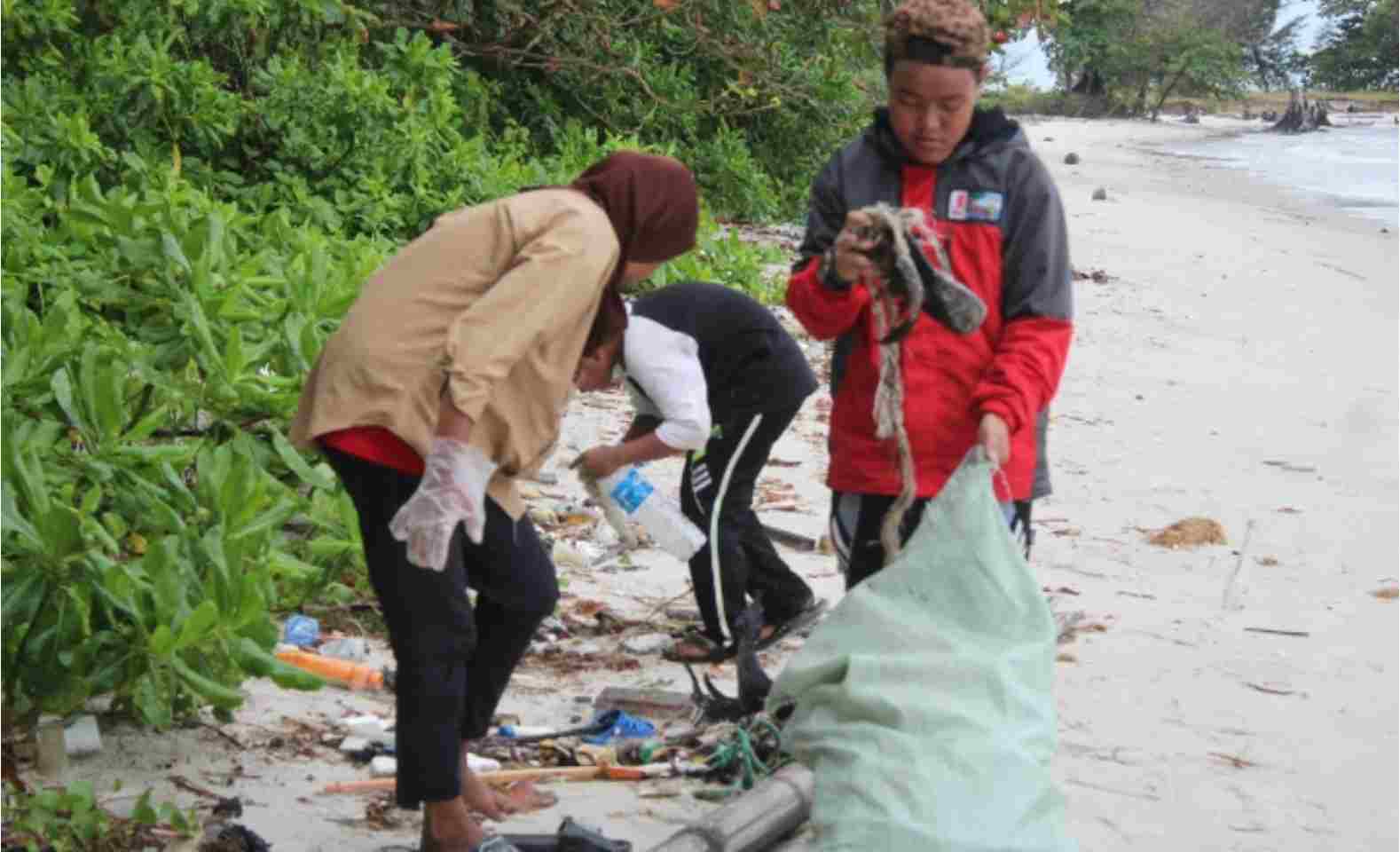 Peduli Lingkungan, Gerakan Belitong Mengajar Gelar Aksi Bersih Pantai di Pantai Golf Manggar 1 IMG_20220829_102550