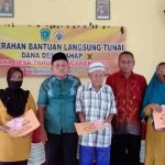 Dihadiri Ketua PAC ABPEDNAS kec. BADAU, Pemdes Sungai Samak Bagikan BLT -DD