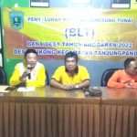 Bagikan BLT ke Kelompok Penerima Manfaat, Kades Dukong Ingatkan Agar Bantuan ini untuk Kebutuhan Sehari-hari.