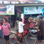 Yayasan Infaq Jariah Belitung Bagikan takjil kepada Masyarakat di Kawasan sekitar Jalan Saidan Kelurahan Parit