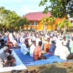 Di halaman Komplek Perguruan Muhammadiyah Air Raya, Pimpinan Daerah Muhammadiyah Kabupaten Belitung Mengelar Sholat Idul Fitri