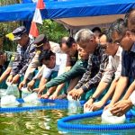 PT. PLN UIW Babel dan Dinas Perikanan Belitung Ceremonial Tebar Benih Udang Vaname Di Koperasi Pembudidaya Ikan “Karya Bahari”, Desa Tanjung Rusa