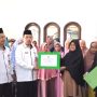 Kepala Kantor Kementerian Agama Belitung Serahkan bantuan sosial kepada Majelis Taklim Nurul Jannah di Air Begantung, Desa Kacang Butor