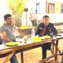 Bupati Belitung H. Sahani Saleh bersama pemilik coffee, Sugianto menikmati secangkir kopi sambil mengagumi bangunan bersejarah di mana dulunya sebuah perusahaan Pabrik Keramik terbesar di Kabupaten Belitung