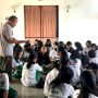 Pimpinan Galery KUMKM Belitung Sulaiman Ikhsan Berikan Materi Pelajaran Kearifan Lokal di SMP Universal Tanjungpandan