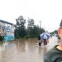 Banjir Melanda Di Ruas Jalan Depan Kantor Desa Selumar: Diperlukan Pembangunan Drainase Agar air tidak meluber ke Mana-mana.